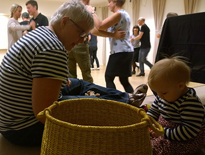 Sofia Enros och Daniel Johansson från Mildreds swingskola på Åland undervisade i swingdansen Balboa hos Falu dansklubb i Falun, Dalarna 21-22 oktober 2017. #IlseEnros var med på scenen, lekte med arrangören Anna-Karin Lindberg och satt i sele på pappa Daniels mage under kursen #Tula #bärabarn Ilse älskar jazz, älskar när det svänger, och spelar själv med i ett hot jazz band.