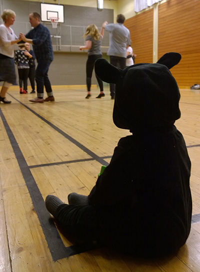 Trick or treat? Bus eller banan? Ilse Enros från Mildreds swingskola är med på Swingskeppets öppna träning på Idrottsgården i Mariehamn, 31 oktober 2017. I bakgrunden dansas Balboa, Lindy hop och annan swingdans. Happy Halloween! foto: Sofia Enros