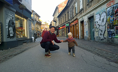 Daniel Johansson och Ilse Enros dansar Lindy hop på gatorna i Slovenien under Ljubljana Sweet Swing Festival 2018, LSSF, tack vare resestipendium från Svenska kulturfonden. Foto: Sofia Enros, Mildreds swingskola, Åland