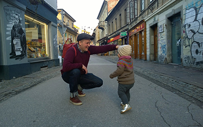 Daniel Johansson och Ilse Enros dansar Lindy hop på gatorna i Slovenien under Ljubljana Sweet Swing Festival 2018, LSSF, tack vare resestipendium från Svenska kulturfonden. Foto: Sofia Enros, Mildreds swingskola, Åland