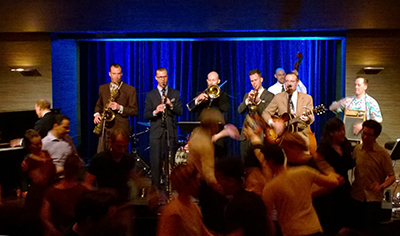 Daniel Johansson spelar tvättbräda tillsammans med Hornsgatan Ramblers i Slovenien under Ljubljana Sweet Swing Festival 2018, LSSF, tack vare resestipendium från Svenska kulturfonden. Foto: Sofia Enros, Mildreds swingskola, Åland