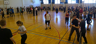 Lindy hop prova på kurs i Ålands lyceum #lindyilusse med Sofia Enros från Mildreds swingskola och Robin Lundin, mattelärare i skolan. 120 elever och fullt ös! Swingdans storbandsjazz hot jazz trippelsteg pardans