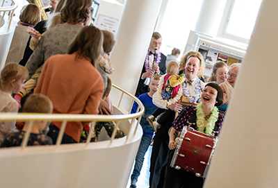 Paradparty med Second WInd Jazz Band på Barnens söndag på Mariehamns stadsbibliotek 25 mars 2018. Sofia Enros - marching bass drum, Daniel Johansson - tvättbräda, Ilse Enros - maraccas, Inger Marie Sundblom - trumpet, Börje "Lillebror" Åhlund - klarinett, Marcus Quarnström - banjo, Andreas Karlsson - tuba