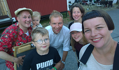 Windjammerns barn - Syltorkestern bildade skeppsorkester ombord på S/S Albanus och spelade på Herräng Dance Camps scen 10 juli 2018 Daniel Johansson, Ilse Enros, Fredrik Erlandsson, Erica Scott, Bror Erlandsson, Amira Scott, Sofia Enros. Jazz hot jazz lindy hop balboa swing Foto: Mildreds swingskola