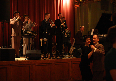 Sofia Enros och Daniel Johansson, Mildreds swingskola går på export, undervisar i Balboa i Gent Belgien 21-22 februari Hornsgatan Ramblers spelar Lindy hop Swing Jazz internationella danslärare