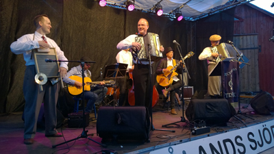 Daniel Johansson Mildreds swingskola spelar tvättbräda med Bröderna Trück på Ålands sjödagar