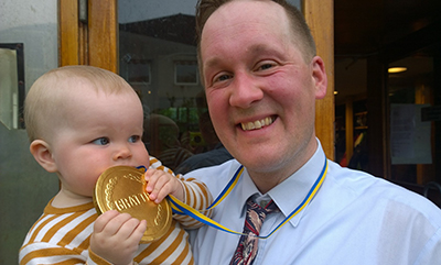 Daniel vann, kammade hem en delad första plats i helgens solojazztävling i Göteborg Swingin' Spring Mildreds swingskola autentisk jazz lindy hop balboa charleston 20 år senare vann SM i boogie woogie i Kalmar 1997