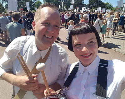 Daniel Johansson och Sofia Enros i Second Wind Jazz Bands rytmsektion spelade för årets studenter tillsammans med Mariehamns ungdomsorkester 2 juni 2018 #marchingband #parad #parade #rhythmsection #drumline