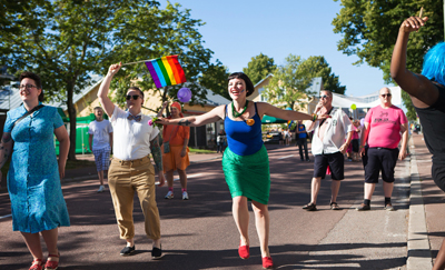 Sofia Enros verksamhetsledare för åländska hbt-föreningen Regnbågsfyren och projektledare för Åland Pride 2015 dansar i prideparaden till rytmerna av slagverksorkestern Kiriaka från Göteborg Mariehamn 22 augusti Mildreds swingskola