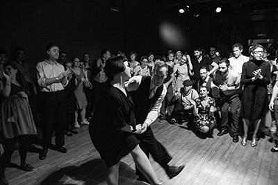 Sofia Enros och Daniel Johansson i ett jam i Gent, Belgien, 2015, där de undervisade som huvudlärare i Balboa på Swede Swing Weekend tillsammans med bland andra Harlem Hot Shots.