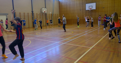 Swingkids Lindy hop med Mildreds swingskola Sofia Enros och Daniel Johansson i Ytternäs skola mars 2015 Mariehamn Åland swing